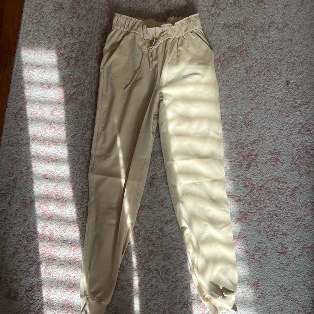 Lululemon tan sweatpants size 4